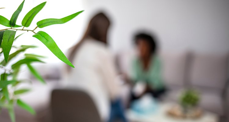 Onscherp beeld van twee personen in - vertrouwelijk - gesprek